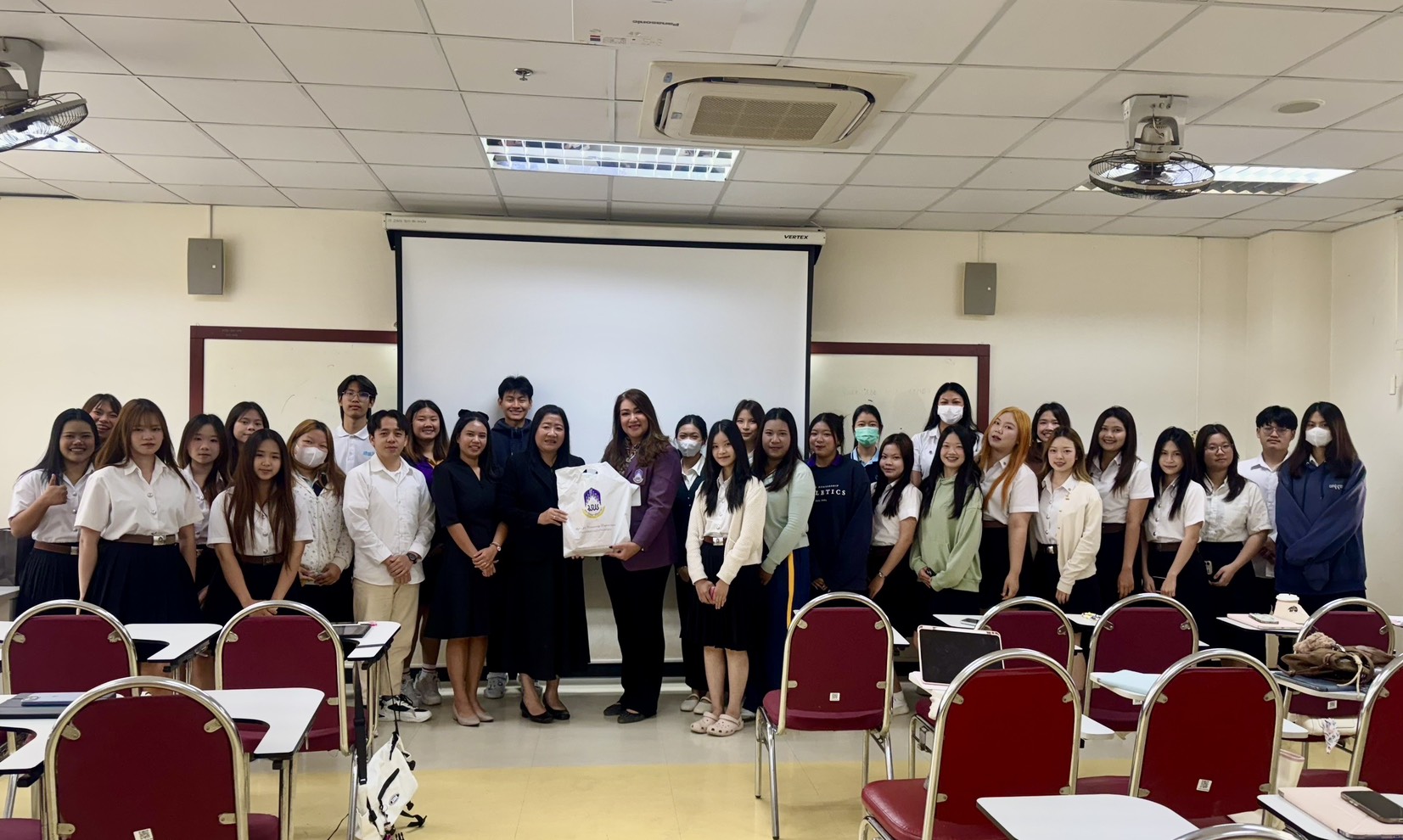 ร่วมบรรยายให้ความรู้ และแลกเปลี่ยนประสบการณ์แก่นิสิต หลักสูตรบริหารธุรกิจบัณฑิต